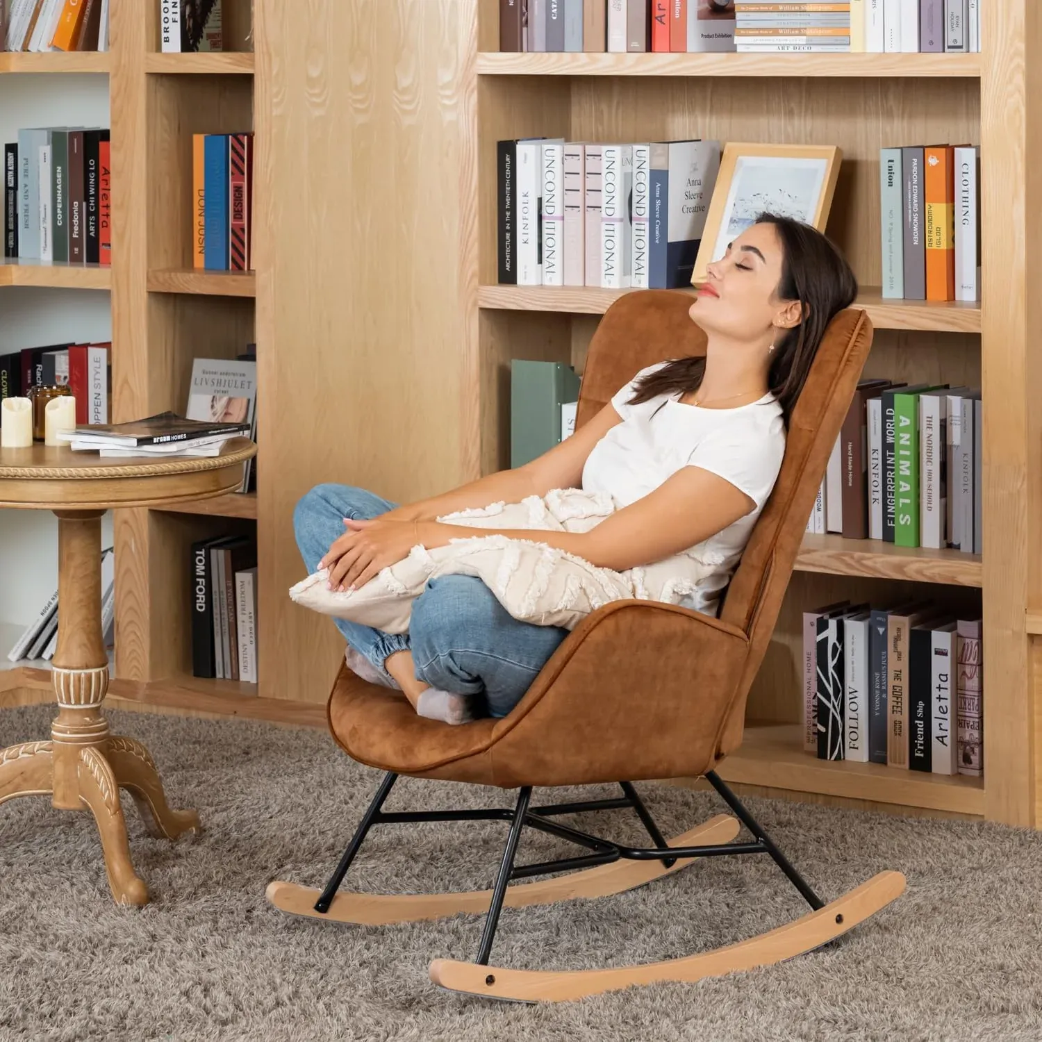 Fauteuil à bascule allaitement scandinave avec accoudoirs en velours moutarde à surpiqûres - KELAN – Image 3